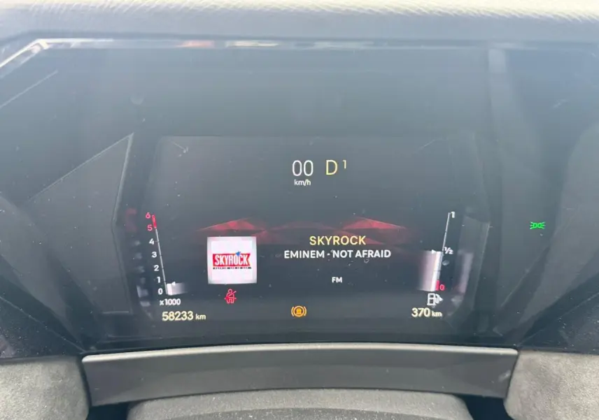 Tableau de bord numérique du DS4 rouge foncé, affichant la radio Skyrock et la vitesse à 0 km/h.