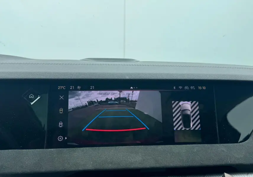 Écran central montrant la caméra de recul et la vue 360° d'une DS4 rouge foncé en stationnement.