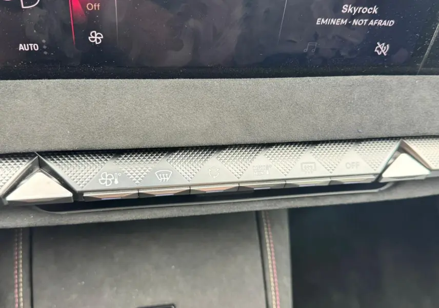 Détail de la console centrale avec commandes climatisation et finition Alcantara noir dans DS4 Performance Line rouge foncé 2022.
