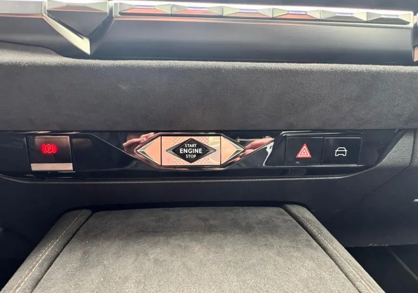 Boutons de démarrage et commandes de sécurité sur la planche de bord en Alcantara noir du DS4 Performance Line 2022.