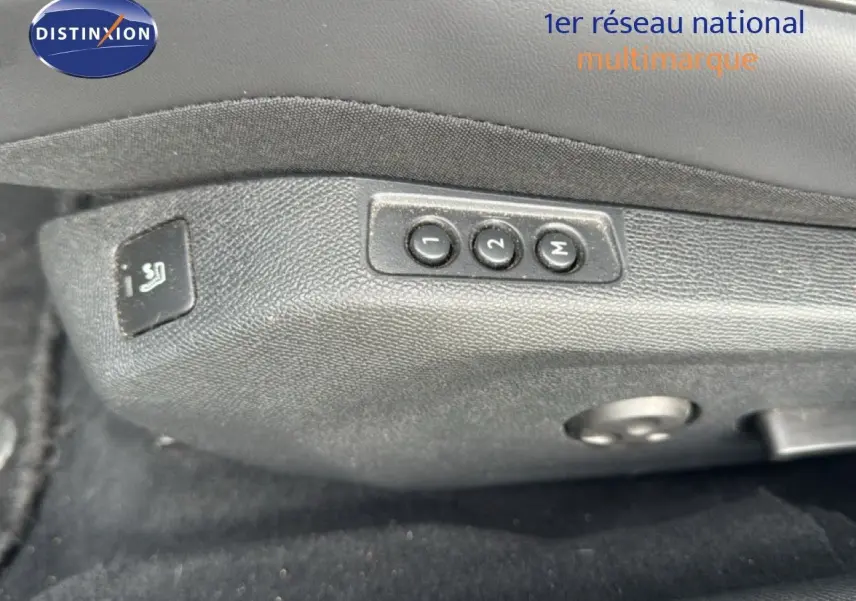 Boutons de réglage mémoire des sièges noirs dans l'habitacle d'une Peugeot 508 gris platinium, vue rapprochée.
