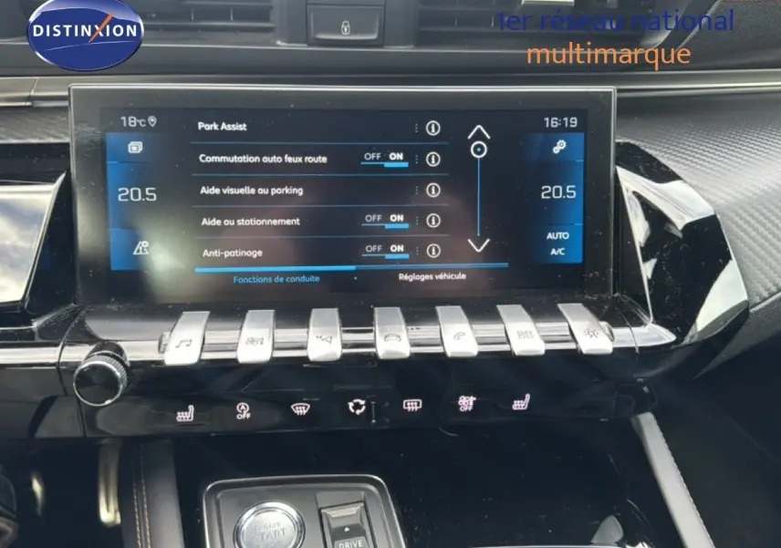 Vue rapprochée de la console centrale du Peugeot 508 gris platinum, avec écran tactile et commandes tactiles éclairées.