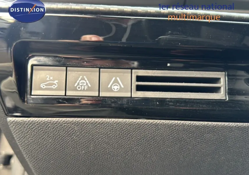 Gros plan sur les boutons de contrôle d'assistance à la conduite dans l'habitacle d'une Peugeot 508 gris platinium.
