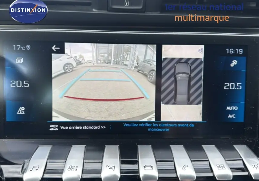 Écran central de Peugeot 508 gris platinum montrant la caméra 360 et vue arrière en marche arrière.