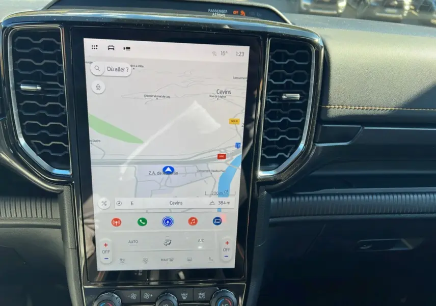Vue rapprochée de la console centrale du Ford Ranger 2025 avec écran tactile GPS vertical et aérateurs hexagonaux noirs.