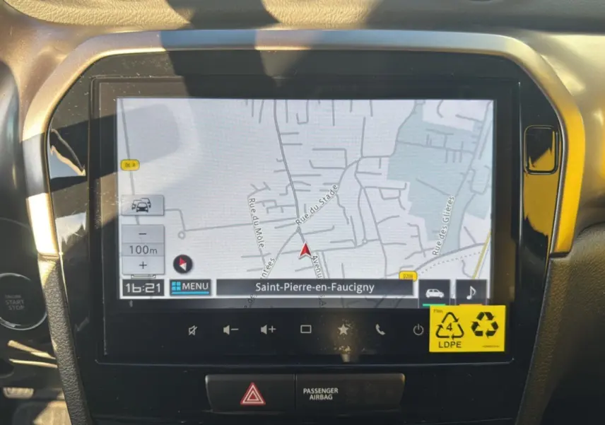 Écran tactile multimédia 9 pouces affichant la navigation GPS dans l’habitacle noir du Suzuki Vitara Hybrid 2025.