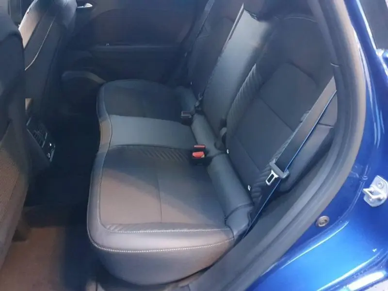 Vue intérieure côté droit sur la banquette arrière en cuir noir du Renault Captur Bleu Iron 2025 esprit Alpine.