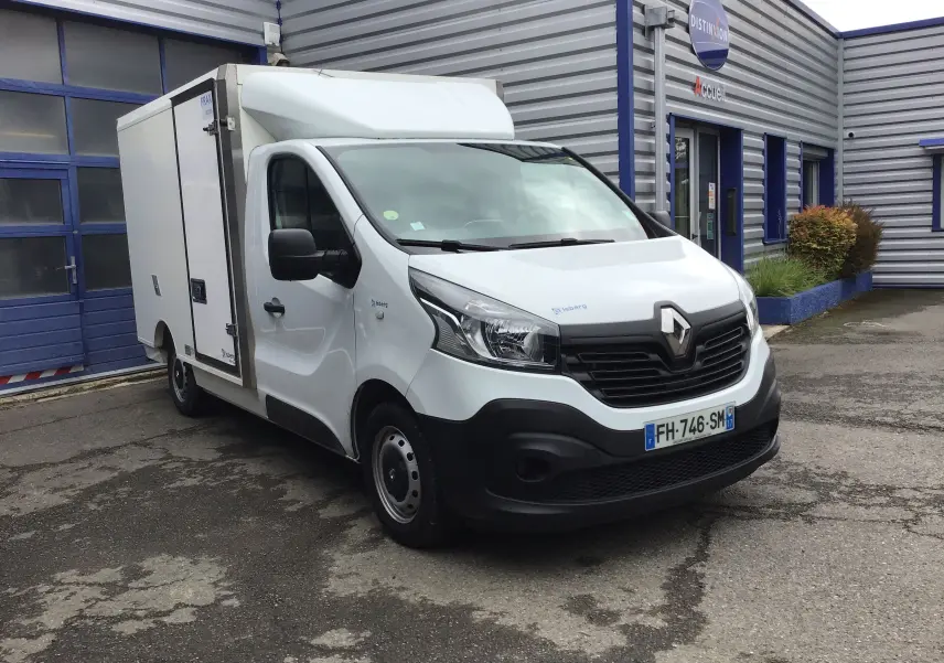 Vue 3/4 avant gauche d'un Renault Trafic blanc avec caisse frigorifique Iceberg et logo visible sur la porte.