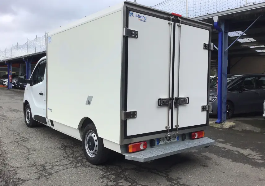 Vue 3/4 arrière droite d’un Renault Trafic Planche Cabine blanc équipé d’une caisse frigorifique Iceberg avec portes arrière fermées.