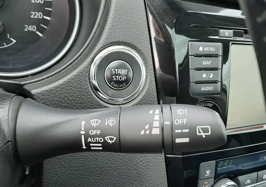 Gros plan intérieur sur la commande d’essuie-glace et bouton start/stop du Nissan Qashqai blanc 2020 finition N-Connecta.