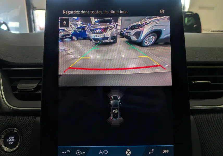 Écran central montrant la caméra de recul avec guidage coloré dans un Renault Symbioz gris Rafale, vue intérieure.