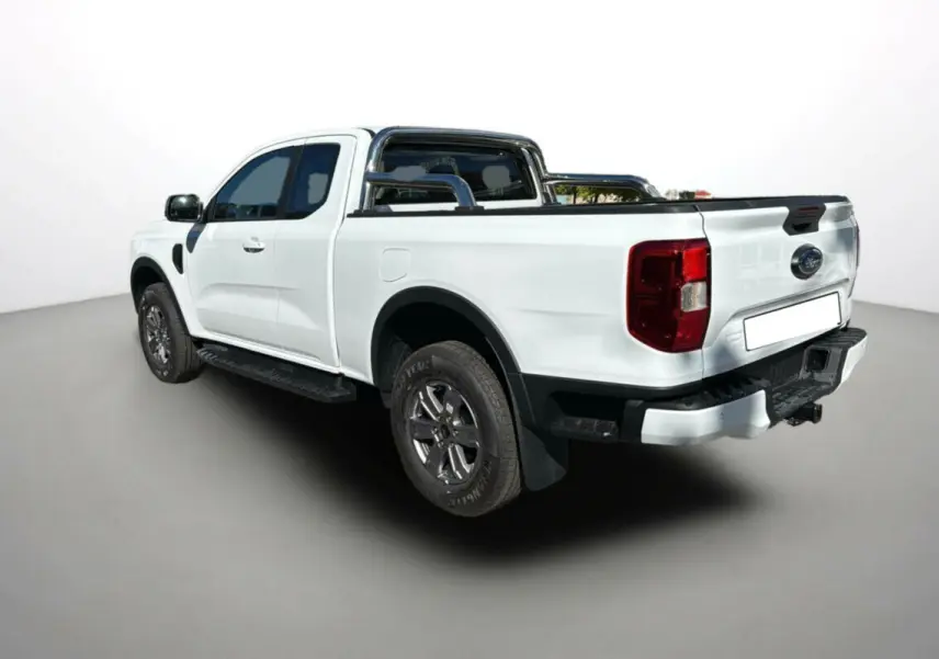 Ford Ranger blanc glacier en 3/4 arrière droit, avec arceaux inox et rideau coulissant sur la benne.