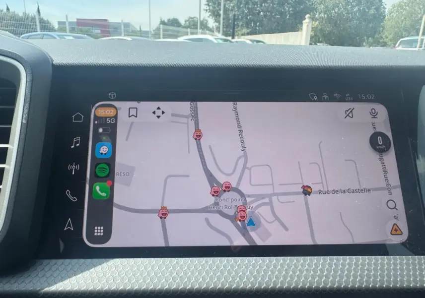 Vue rapprochée de l'écran tactile du tableau de bord de l'Audi A1 Sportback 2025, affichant la navigation GPS.