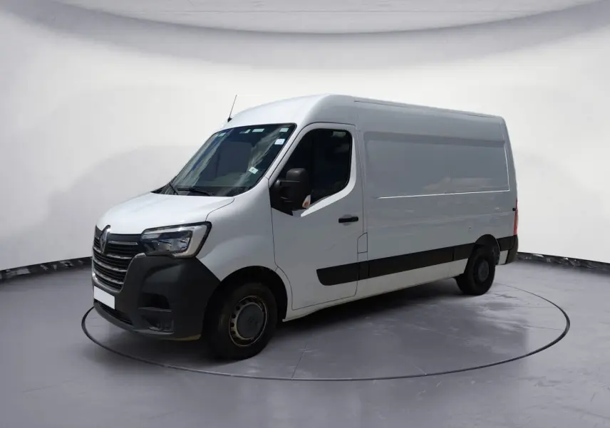 Vue 3/4 avant droite d’un Renault Master blanc L2H2 avec pare-chocs noir et jantes acier noires.