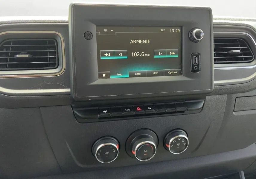 Vue rapprochée du tableau de bord noir du Renault Master 2022 avec écran tactile affichant une radio FM.