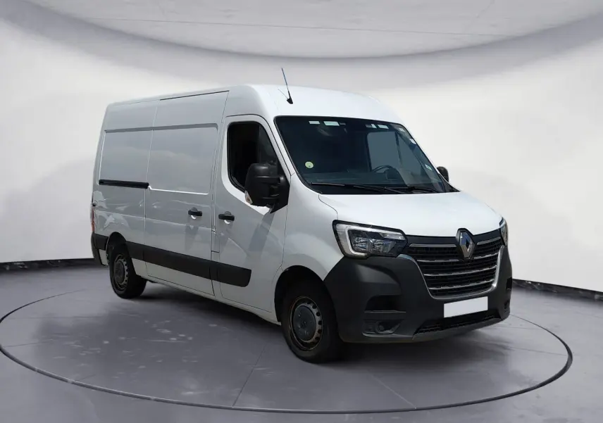 Renault Master blanc vu en 3/4 avant droit, fourgon utilitaire avec pare-chocs noirs et grandes portes latérales.