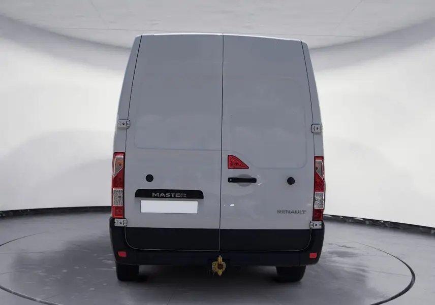 Vue arrière du Renault Master blanc avec portes battantes fermées et attelage visible en bas.