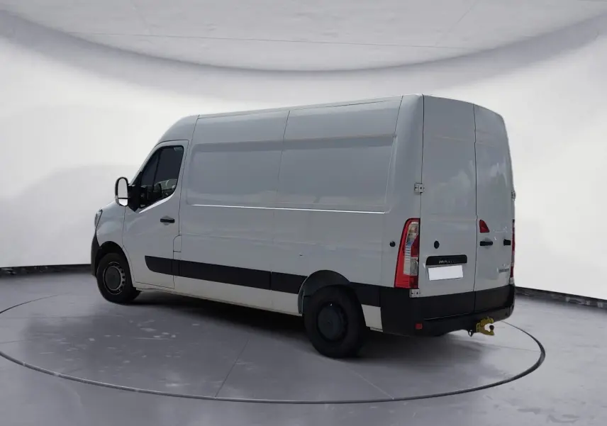 Renault Master blanc en vue 3/4 arrière droit, fourgon utilitaire avec hayon et attelage visible.