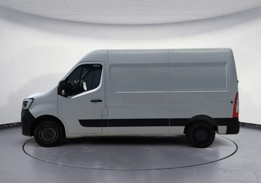 Vue de profil côté gauche d’un Renault Master blanc L2H2, fourgon utilitaire avec bande noire basse et roues noires.