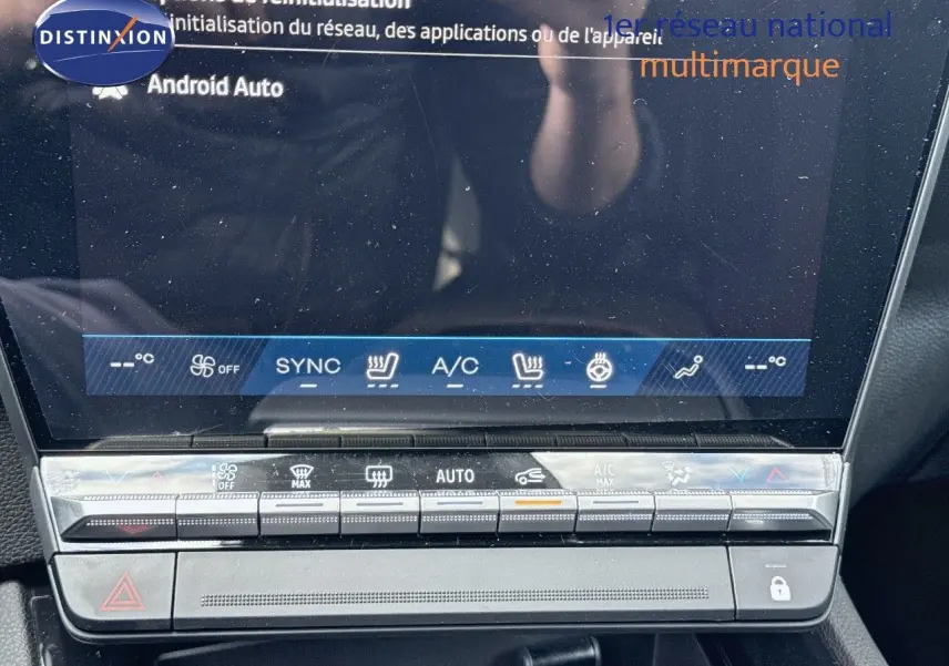 Détail de la console centrale avec commandes climatisation et écran tactile du Renault Austral gris schiste 2024.