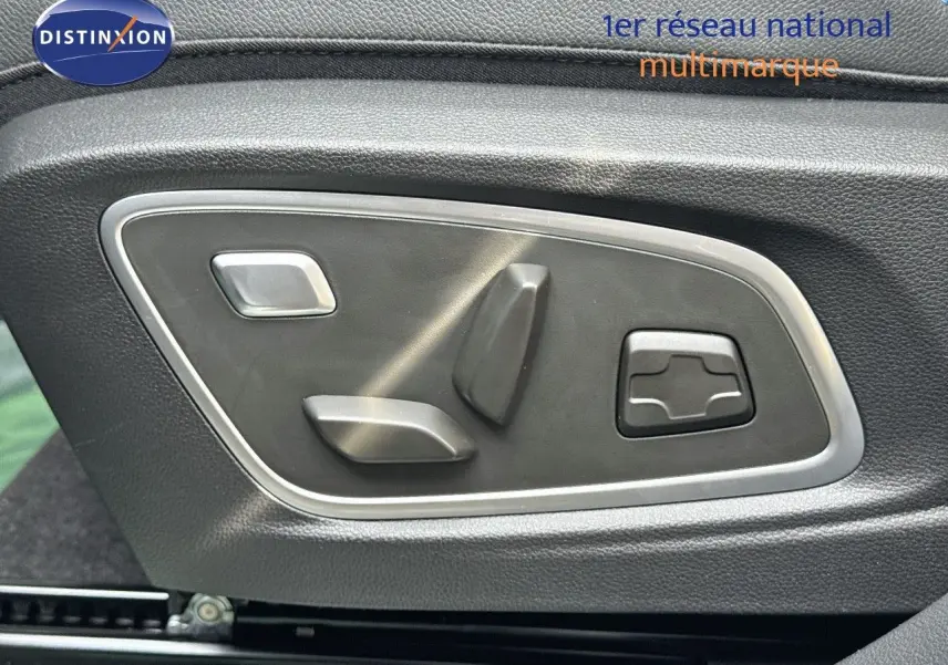 Commandes électriques des réglages du siège côté conducteur du Renault Austral gris schiste métal 2024.