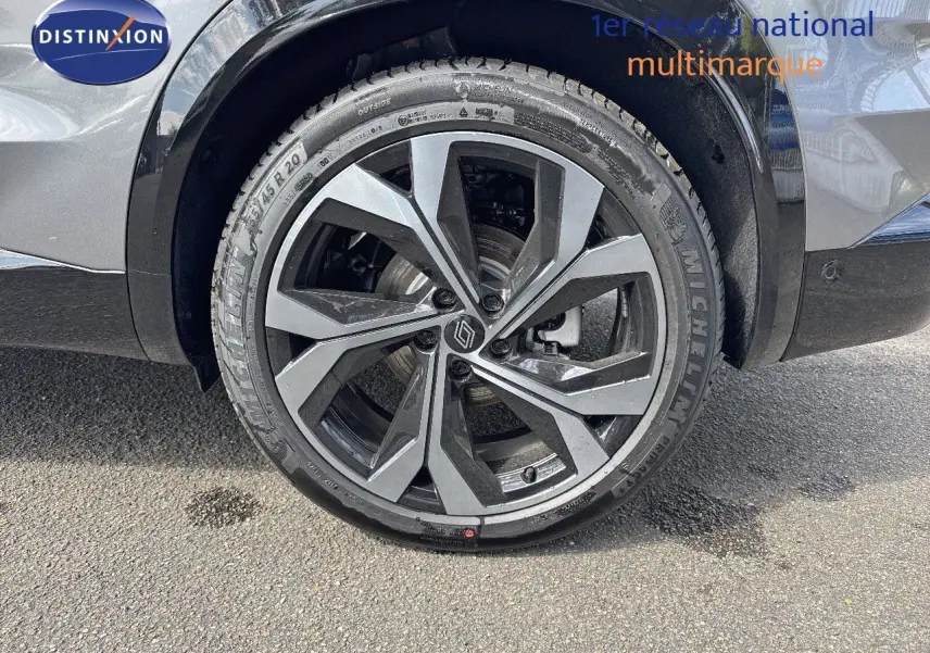 Gros plan sur la roue avant gauche du Renault Austral gris schiste métal avec jante alliage moderne et pneu Michelin.