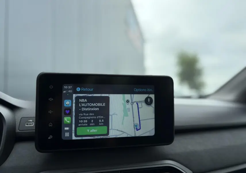 Vue intérieure centrée sur l'écran tactile multimédia de la Dacia Sandero Stepway 2025 en Beige Safari.