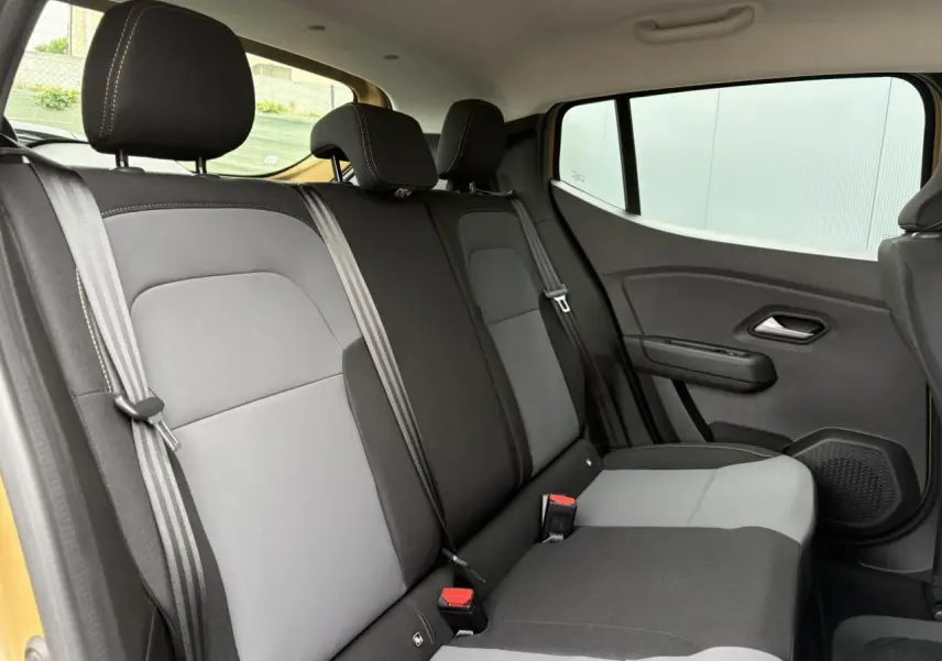 Vue intérieure côté droit des sièges arrière en tissu gris et noir de la Dacia Sandero Stepway Beige Safari 2025.