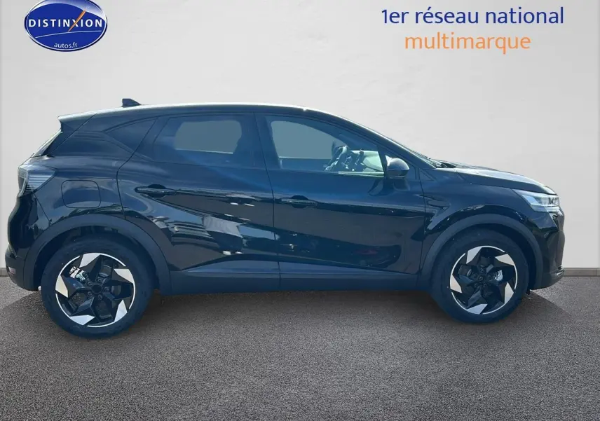 Profil droit d’un Renault Captur 1.6 e-tech hybride 145 techno noir étoile avec jantes alu bicolores.