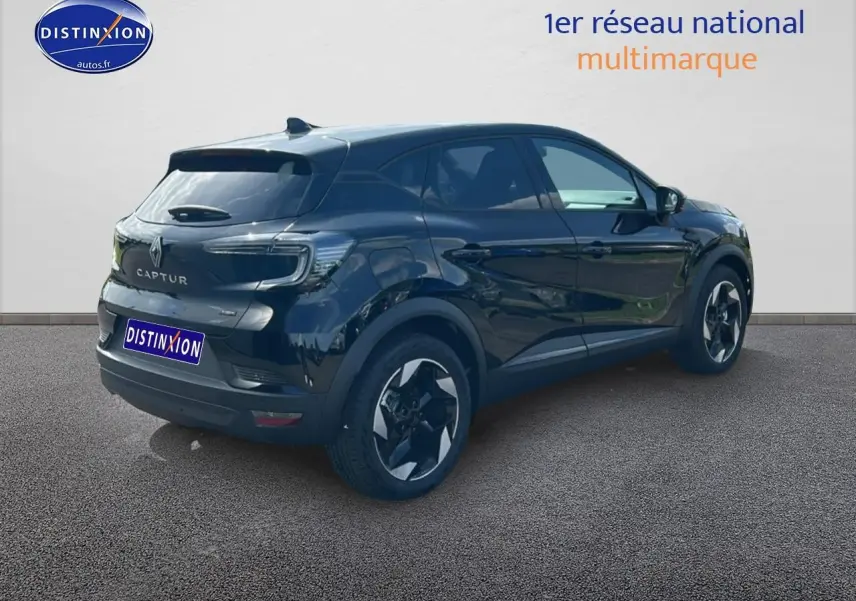 Renault Captur noir étoile en 3/4 arrière droit, avec jantes alu et feux arrière LED distinctifs.