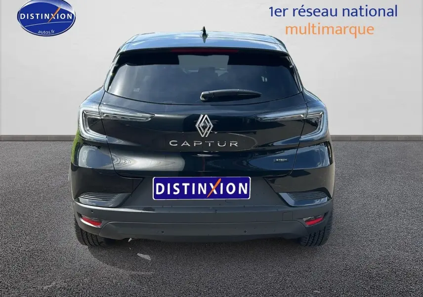 Vue arrière d'un Renault Captur noir étoile 2025 avec feux LED et logo distinctif au centre du hayon.