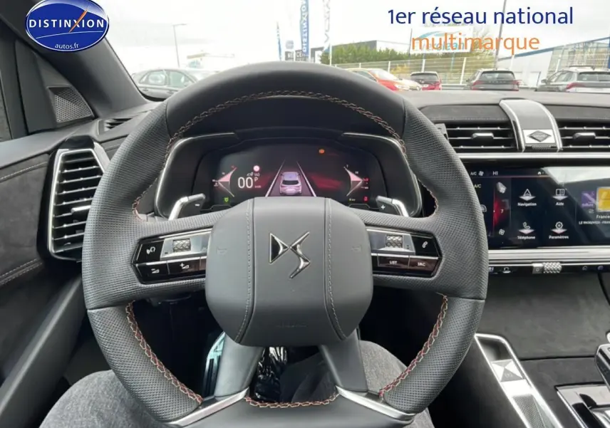 Vue intérieure centrée sur le volant cuir DS avec tableau de bord numérique et écran tactile du DS7 noir 2026.
