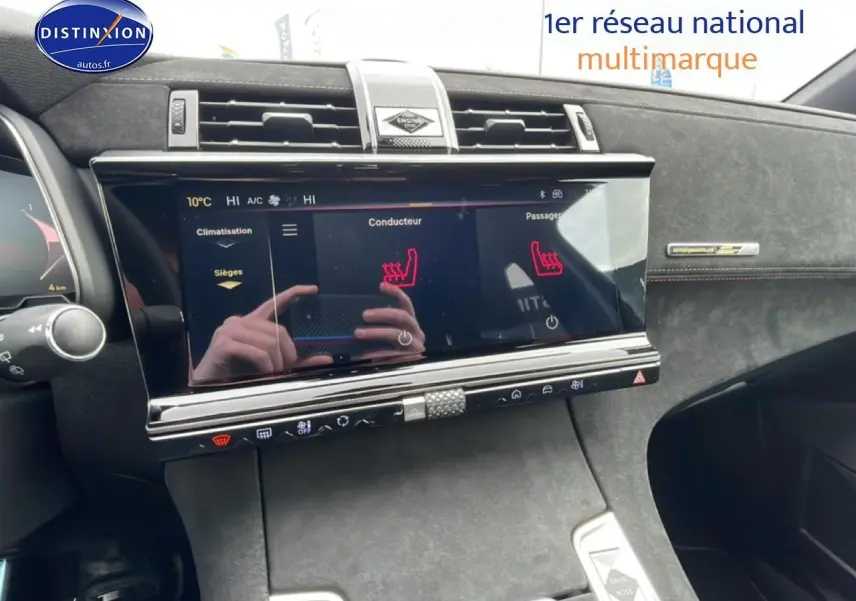 Vue rapprochée de la console centrale noire du DS7 2026 avec écran tactile affichant la climatisation et sièges chauffants.