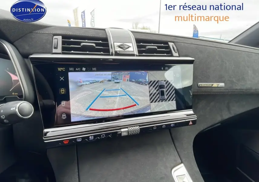 Vue intérieure du tableau de bord noir du DS7 1.5 BlueHDi 130 avec écran tactile affichant la caméra de recul.