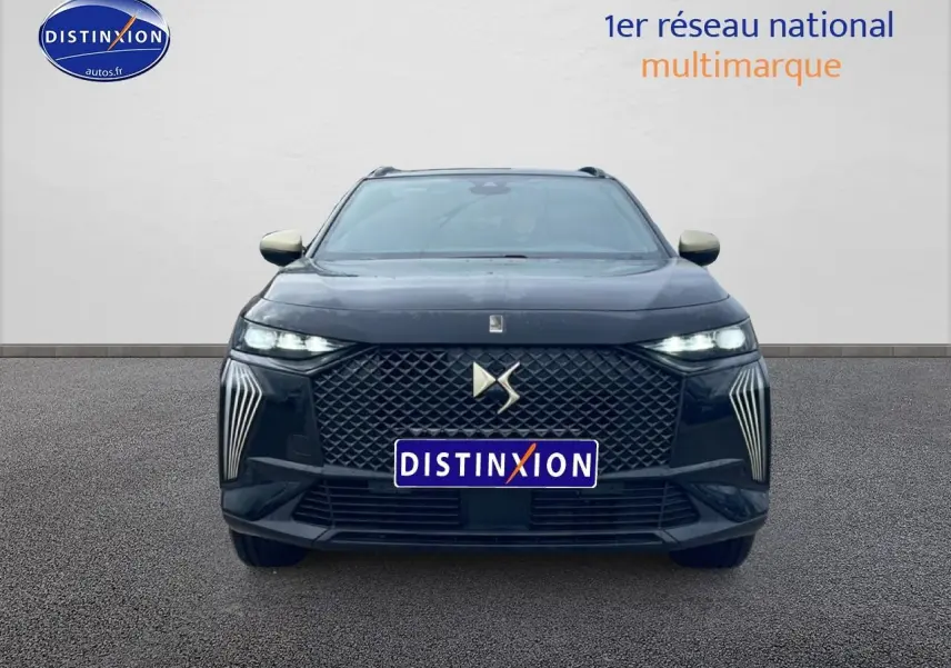 Vue frontale d'un DS7 noir 2026 avec calandre distinctive et phares LED allumés sur fond neutre.