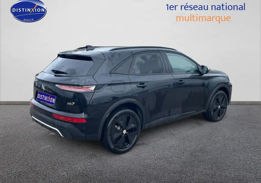 DS7 noir vue 3/4 arrière droit avec jantes noires et feux arrière LED fins sur fond clair.