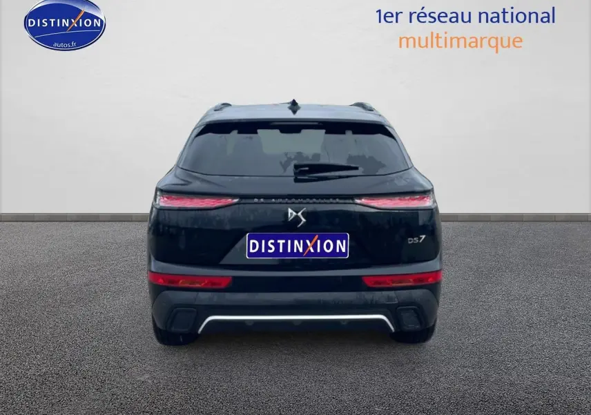 Vue arrière d'un DS7 noir 2026 avec feux LED et double sortie d'échappement intégrée au pare-chocs.
