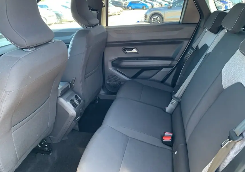 Vue intérieure côté droit sur la banquette arrière noire et grise du Dacia Bigster 155 Journey 2026.