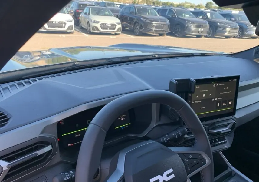 Vue intérieure du tableau de bord et volant du Dacia Bigster 155 Journey avec écran tactile et affichage digital.