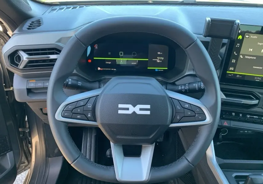 Vue frontale du volant noir du Dacia Bigster 155 Journey avec tableau de bord digital et écran tactile multimédia.