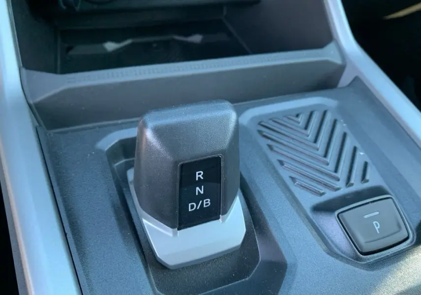 Gros plan sur la commande de boîte automatique noire et grise du Dacia Bigster 155 Journey, console centrale visible.