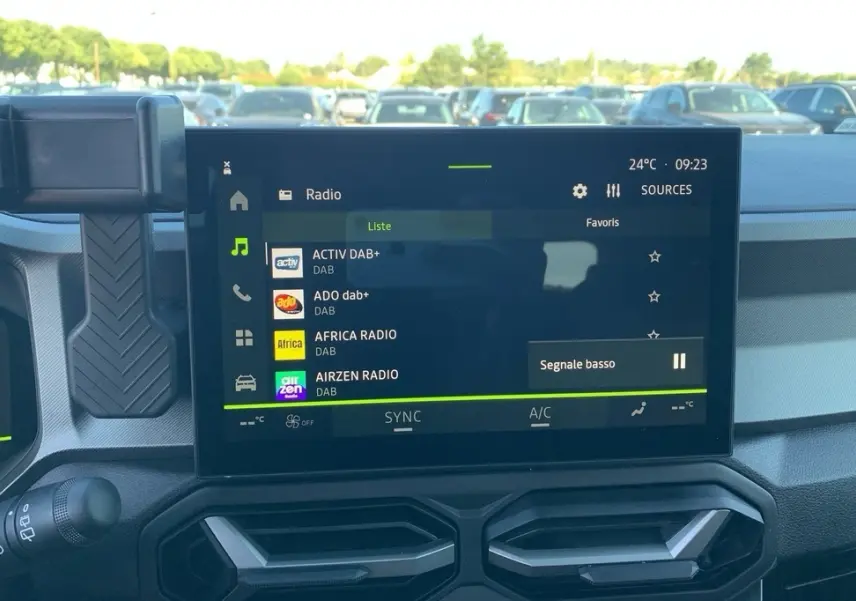 Écran tactile central du tableau de bord du Dacia Bigster gris, affichant les options radio DAB+ en intérieur.