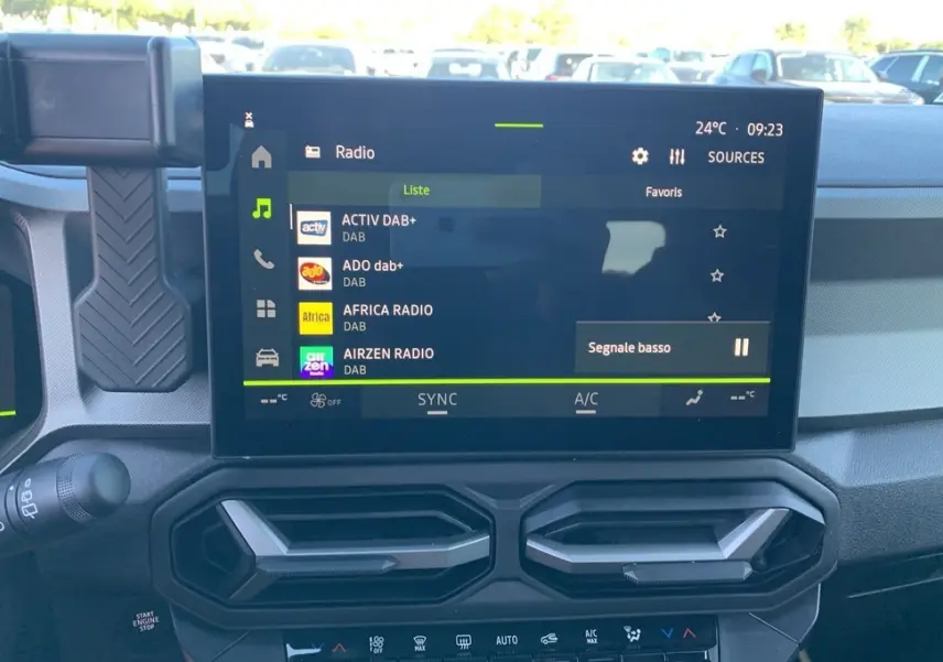 Écran tactile central du tableau de bord du Dacia Bigster 155 Journey avec interface radio et commandes climatisation visibles.