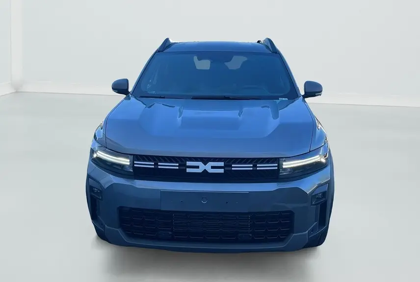 Vue avant du Dacia Bigster 155 Journey gris schiste avec signature lumineuse en Y à LED et calandre noire.