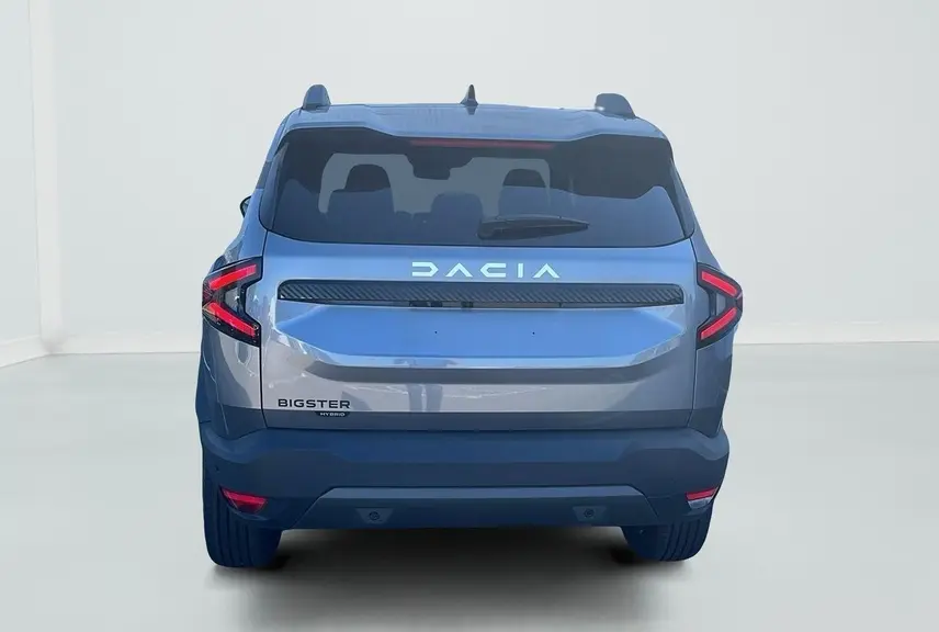 Vue arrière du Dacia Bigster gris schiste 2026 avec feux arrière en forme de flèche et logo lumineux DACIA.
