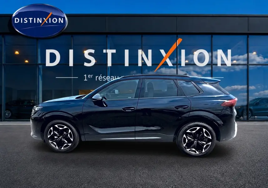 Profil droit d’un SUV CUPRA Terramar noir 2026 avec jantes alu noires et toit ouvrant, devant une vitrine Distinxion.