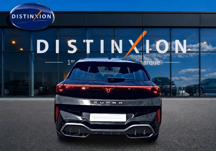 Vue arrière d'un CUPRA Terramar noir 2026 avec feux arrière LED et logo distinctif rouge au centre.