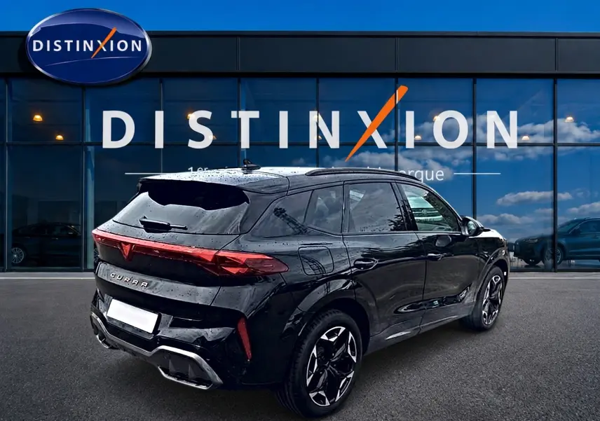 Vue 3/4 arrière droite du CUPRA TERRAMAR noir 2026 avec feux arrière LED et jantes alu 19 pouces visibles.