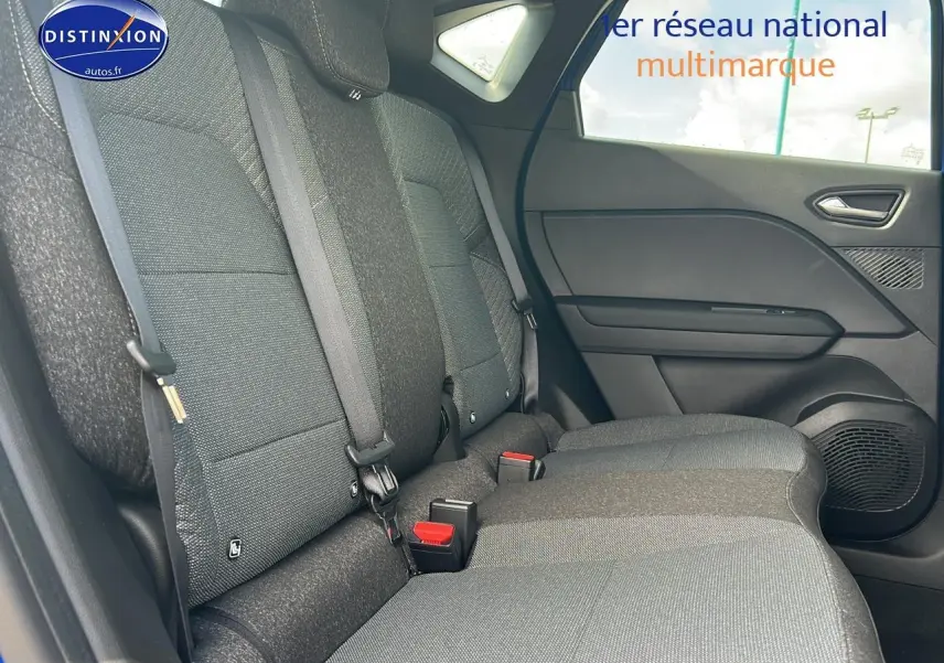 Vue latérale droite de la banquette arrière grise du Renault Captur 1.6 e-tech hybride 2025 avec ceintures et habillage de porte.
