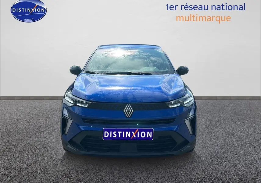 Vue frontale d'un Renault Captur 1.6 e-tech hybride 145 techno en bleu iron avec calandre noire et phares LED fins.